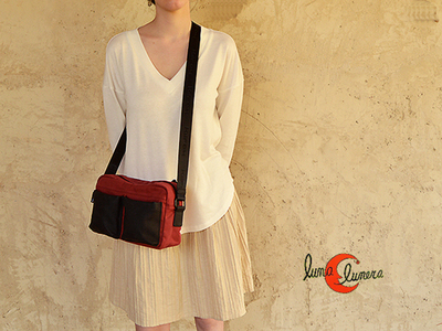 Bolso bandolera de loneta con dos bolsillos.