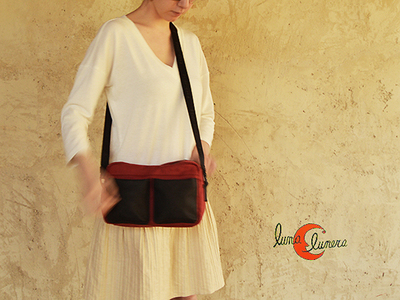 Bolso bandolera de loneta con dos bolsillos.