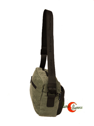 Bolso bandolera de loneta con bolsillo trasero y cremallera.