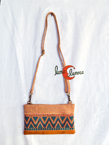 bolso de corcho pequeño o bolsos de mano o estuche neceser plano y comodo colores y corcho natural