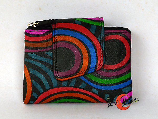 Cartera y monedero de piel pintada a mano con vivos colores.