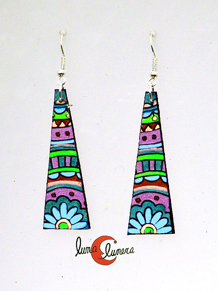 Pendientes de a mano con muchos colores.