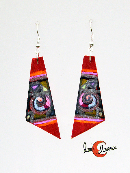 Pendientes de a mano con muchos colores.
