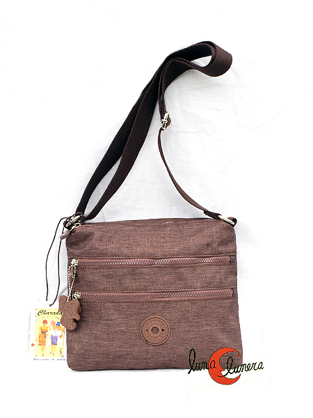 Bolso Charada de tela impermeable, de bandolera con muchos bolsillos,  especial para viajes.