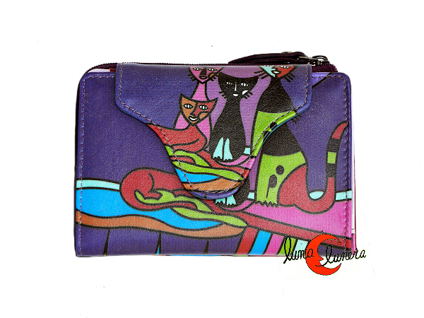 con monedero de de piel de la casa Belmonte con dibujo de colores