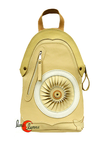 Original mochila artesanal de piel y cuero plana con apliques de colores