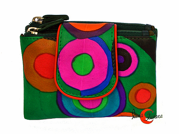 de piel color negra con dibujos blancos, azulejo deBilbao.