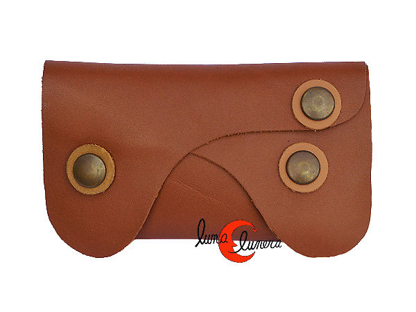 Original monedero de piel con compartimentos y cierre a presión.