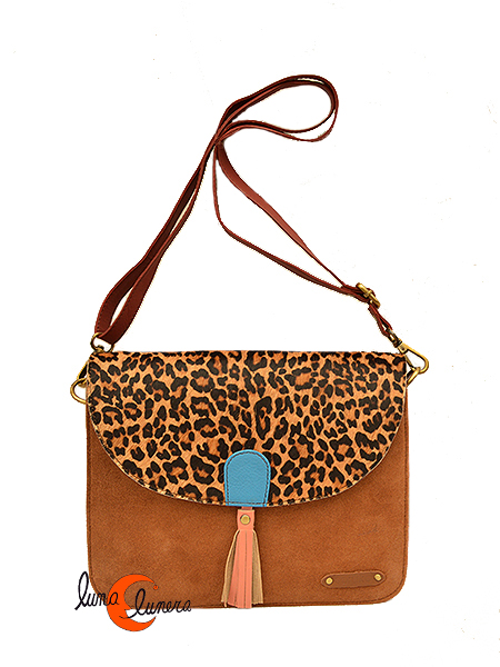 Bolso bandolera pequeño redondo con hebilla y solapa con imán de bolsos artesanales de piel de colores ante y animal