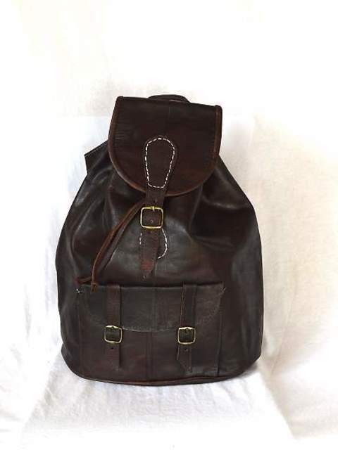 de cuero marroquí grande con un bolsillo delantero y otro con cremallera. -