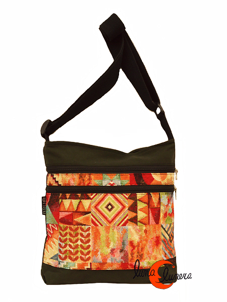 bandolera de tela loneta de algodón con cremalleras, combinado con telas de colores con bolsillos grandes con cremalleras. Artesanía hecha en España