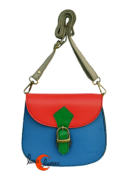 Soruka, bolsos bandolera de piel de colores. Pequeño bolso redondo con  solapa de imán azul y rojo.