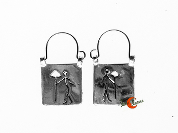 Pendientes estilo mapuche. Cuadrado persona con árbol.
