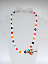 Luna Lunera. Collar de coral blanco con colores.