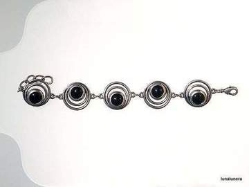 Pulsera de la colección Pedro Beltran. Pulsera de peltre con piedras de onix negro