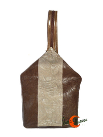 Mochila tipo morral marrón con franja beige, Arteycuero.
