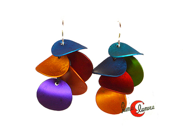 Oana Millet, joyas de aluminio. Pendiente mediano multicolor, pétalos.