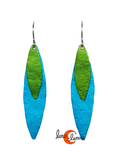 Oana Millet, joyas de aluminio. Pendiente grande doble hoja de olivo, verde y turquesa.