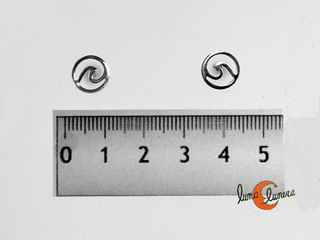 Pendientes de plata pequeños con forma de olas.