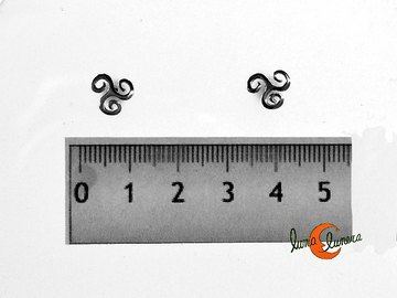 Pendientes de plata pequeños con forma de trisquel.