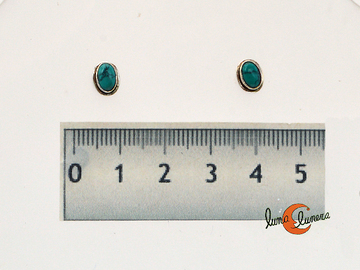 Pendientes de plata con turquesa de piedra natural, pequeños y ovalados.