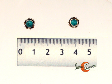 Pendientes de plata con turquesa de piedra natural, pequeños y con forma de flor.