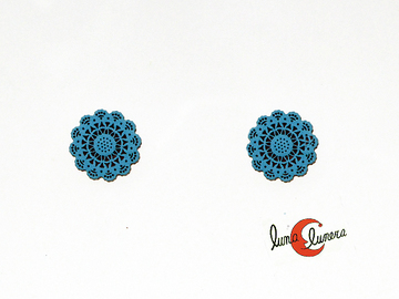 Silvereira, pendiente de botón de madera calada y palito de plata, color azul marino.