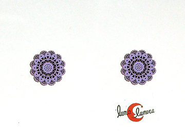 Silvereira, pendiente de botón de madera calada y palito de plata, color lila.