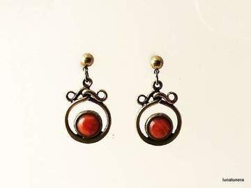Pendientes de la colección Pedro Beltran. Pendientes dorados, bronce, con piedra de coral y cierre con tuerca a presión