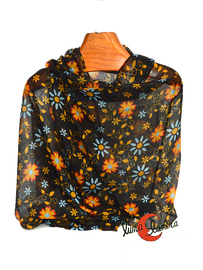 Fular margaritas negro con flores amarillas.