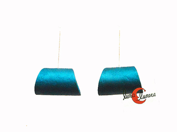 Oana Millet, joyas de aluminio. Pendiente mediano tubo horizontal con gancho largo, turquesa.