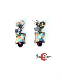 Colección Malagata. Bisutería de zamak con swarovsky, pendientes cuadrado pequeño blanco tornasoleado.