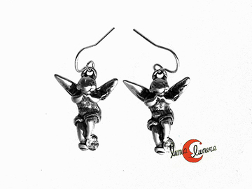 Colección Malagata. Bisutería de zamak, pendientes con angelito con las alas abiertas y manos en el rostro.