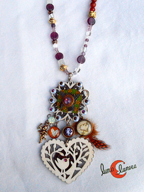 Colección Malagata. Collar con medallón de madera calada blanca con un corazón y pájaro.
