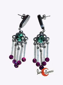 Colección Malagata. Bisutería de zamak con swarovsky, pendientes con flor y flecos con cristales en tonos azules ymorados.