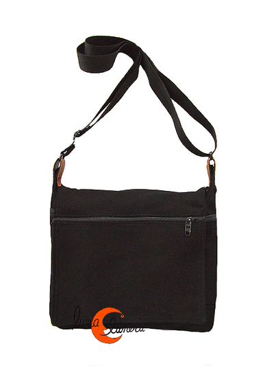Bolsos y mochilas de tela, colección Vinicius. Bolso mediano con tapa color negro.