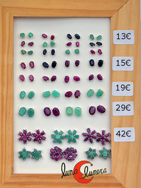 Pendientes de plata y piedra. Esmeralda, zafiros y rubíes. Pendientes pegados al lóbulo grandes y pequeños.