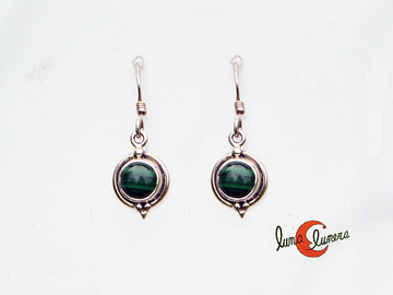 Pendientes de plata y piedra. Pendientes pequeños con malaquita redondos.