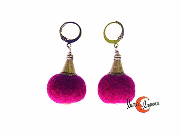 Pendientes de fieltro, bola fucsia oscuro con cabuchón.