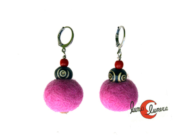 Pendientes de fieltro, bola rosa bali.