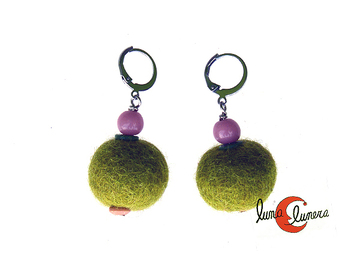 Pendientes de fieltro, bola verde musgo, rosa palo.