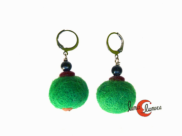 Pendientes de fieltro, bola verde botella rojo y negro.