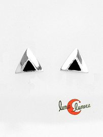 Azabache asturiano. Pendientes pegados de plata, triángulo de chapa.