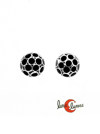 Azabache asturiano. Pendientes pegados de plata, media bola con lunares de azabache.