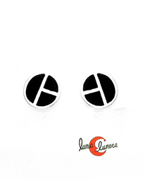 Azabache asturiano. Pendientes pegados de plata, círculo con ángulo recto.