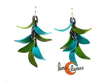Oana Millet, joyas de aluminio. Pendiente mediano verde y turquesa, lascas.