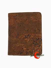 Cartera vegana de corcho para chico o chica, pequeña color marrón oscuro.