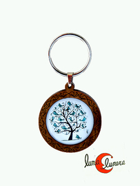 Llavero de madera y cristal, árbol con pájaros verdes.