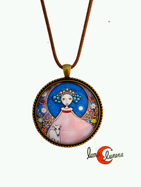 Colgante grande con dibujos. Mujer con cabra.