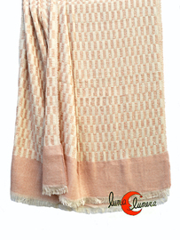 Bufanda grande de invierno con cuadros beige y rosa palo.